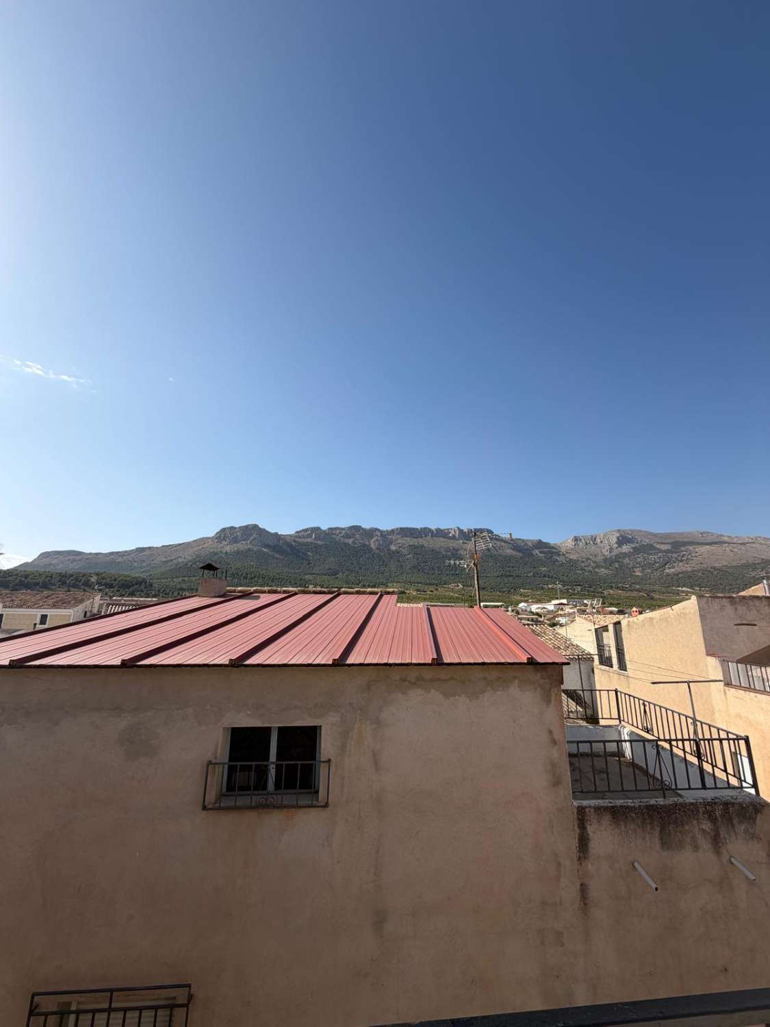 Immaculate 4-Bedroom Town House with patio and wonderful Views – María