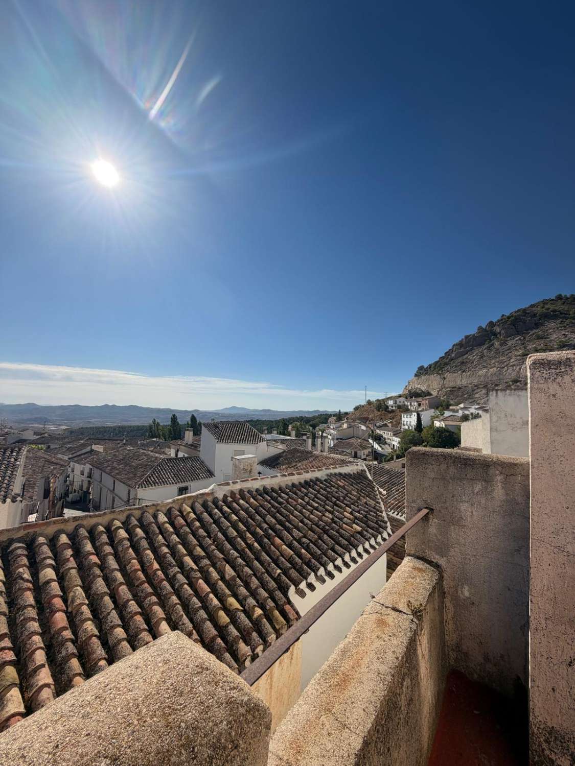 THREE-STOREY TOWN HOUSE WITH ROOF TERRACE & FANTASTIC VIEWS – VÉLEZ BLANCO