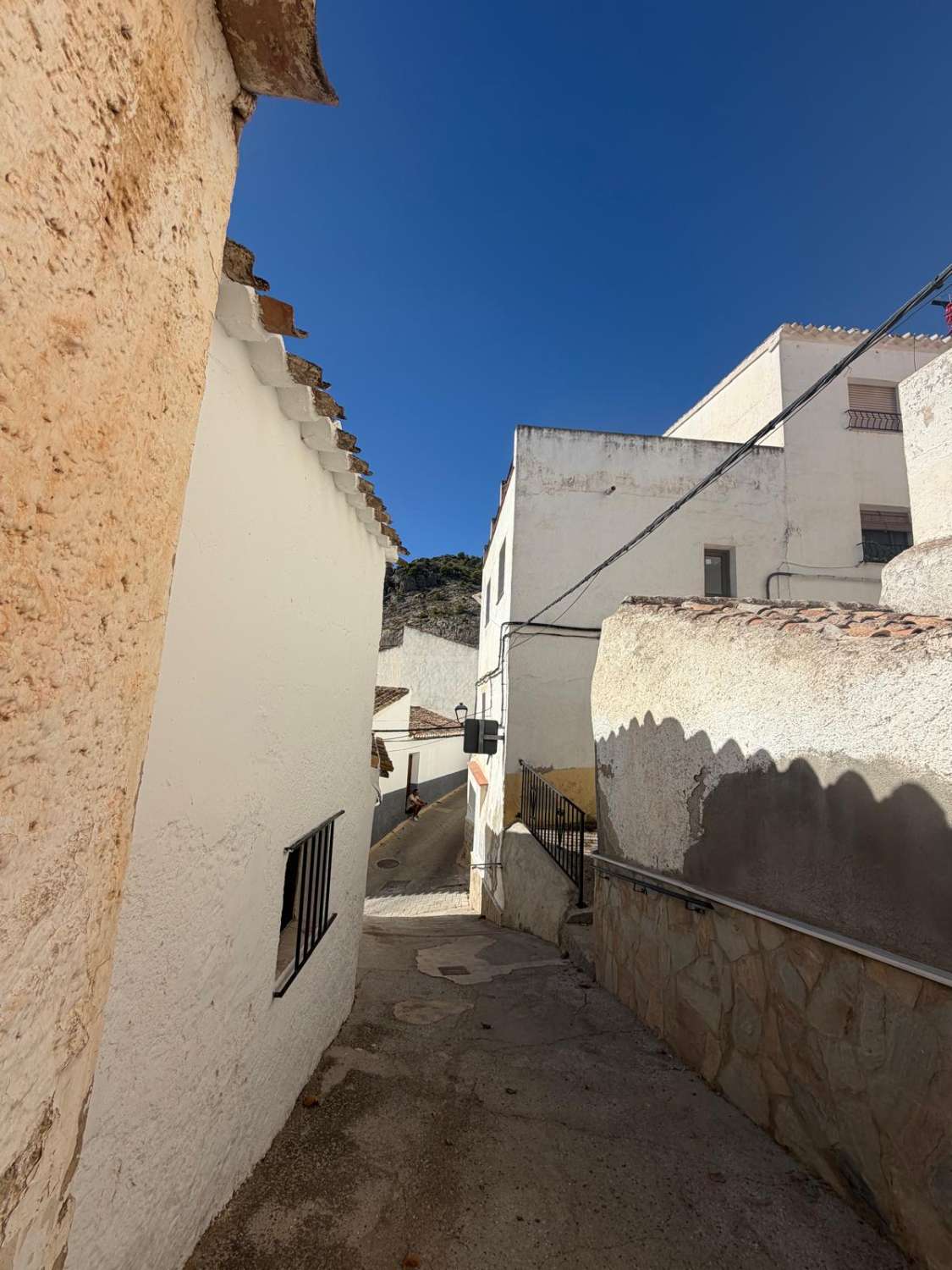 THREE-STOREY TOWN HOUSE WITH ROOF TERRACE & FANTASTIC VIEWS – VÉLEZ BLANCO