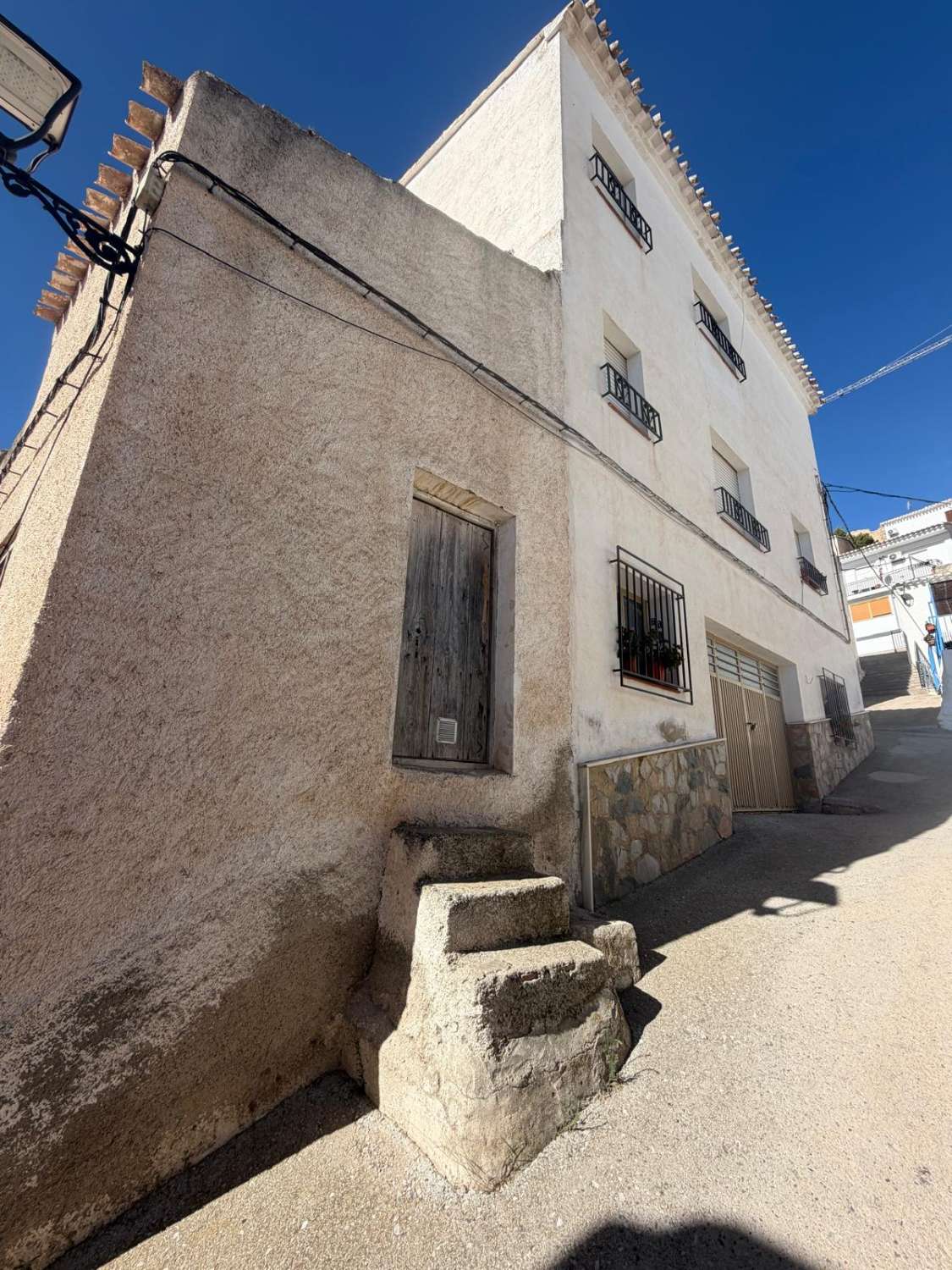 THREE-STOREY TOWN HOUSE WITH ROOF TERRACE & FANTASTIC VIEWS – VÉLEZ BLANCO