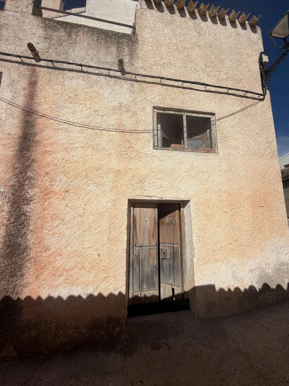 THREE-STOREY TOWN HOUSE WITH ROOF TERRACE & FANTASTIC VIEWS – VÉLEZ BLANCO