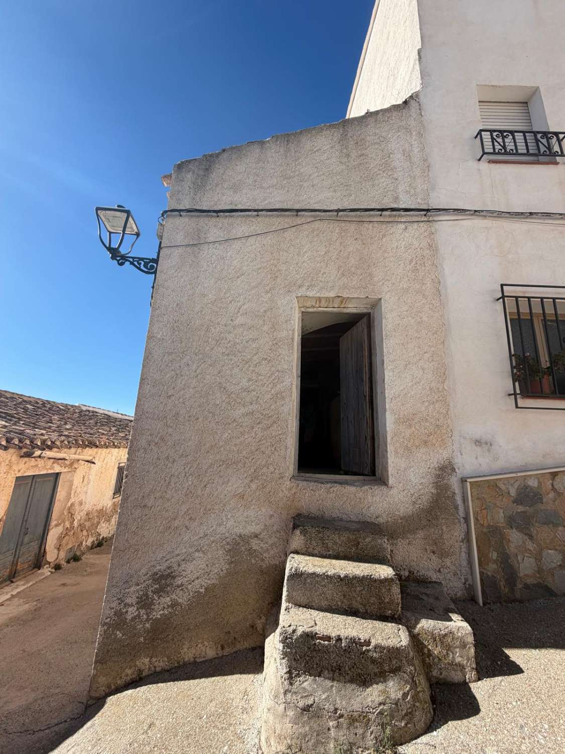 THREE-STOREY TOWN HOUSE WITH ROOF TERRACE & FANTASTIC VIEWS – VÉLEZ BLANCO