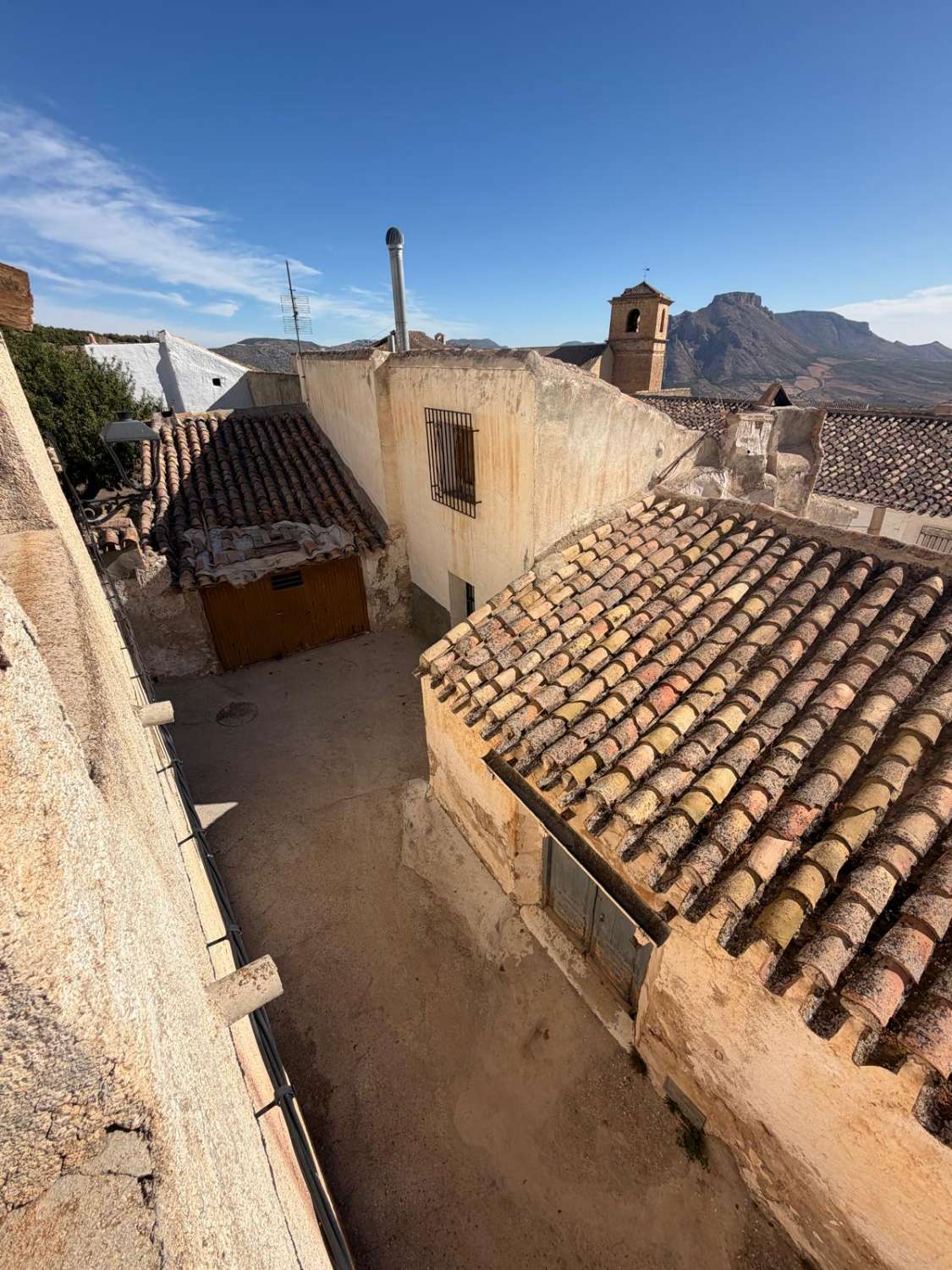 THREE-STOREY TOWN HOUSE WITH ROOF TERRACE & FANTASTIC VIEWS – VÉLEZ BLANCO