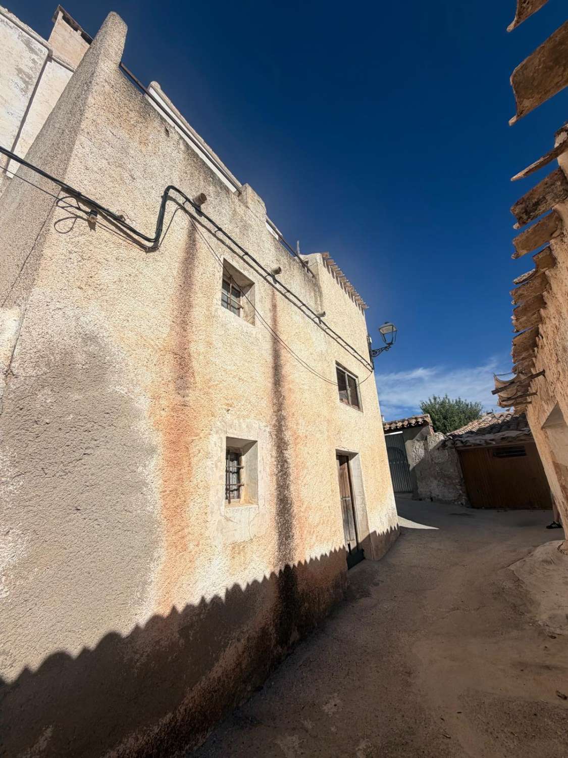 THREE-STOREY TOWN HOUSE WITH ROOF TERRACE & FANTASTIC VIEWS – VÉLEZ BLANCO